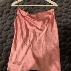 Rosa satintopp - Superfin rosa satintopp från Vila. 