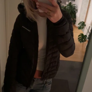 Jacka - Helt ny svart Peak performance jacka i storlek XS🤍 Nypris ca 2800kr