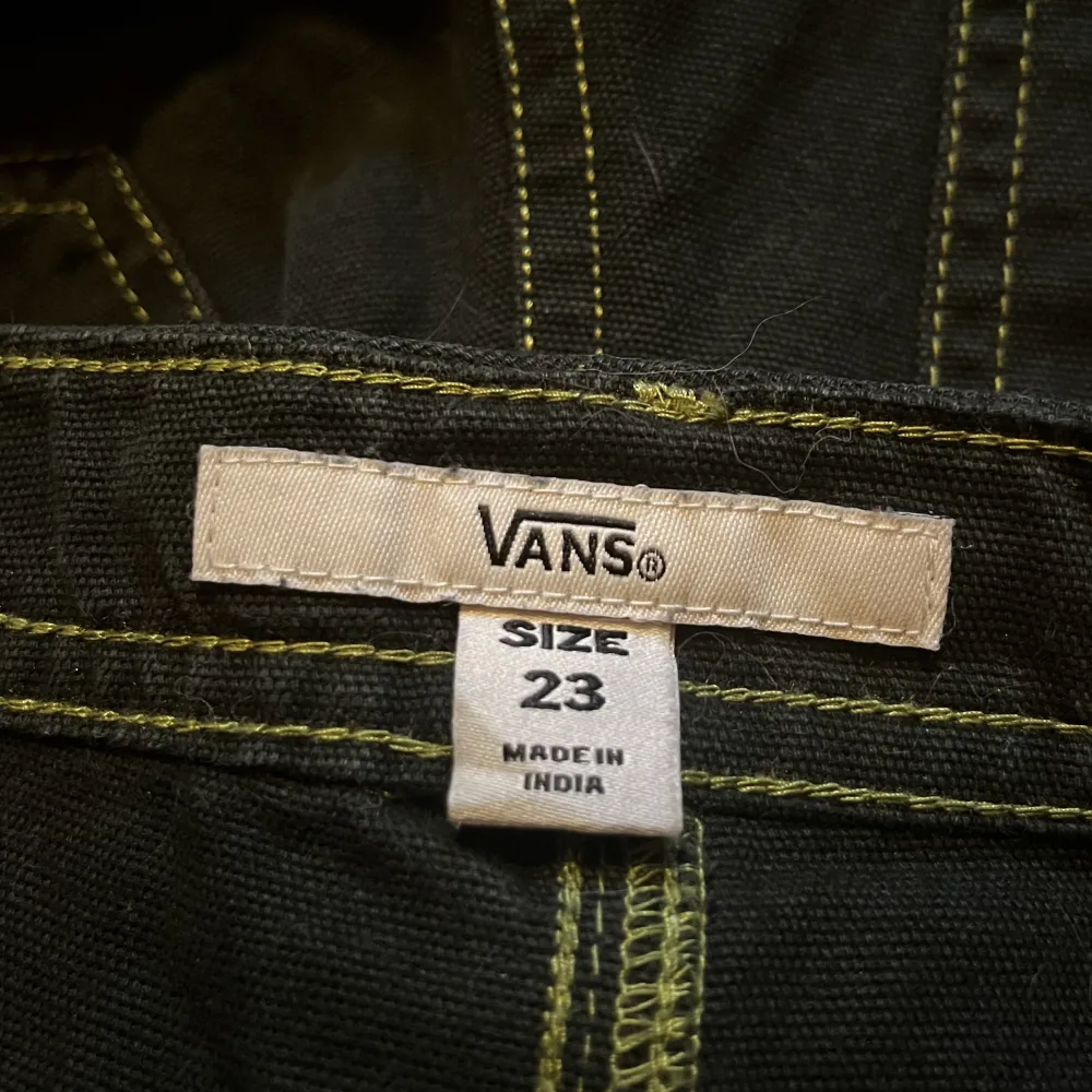 Mörkgröna vans-shorts i storlek xs/23:) Använda enstaka gånger! Pm för mer bilder/info<3. Shorts.