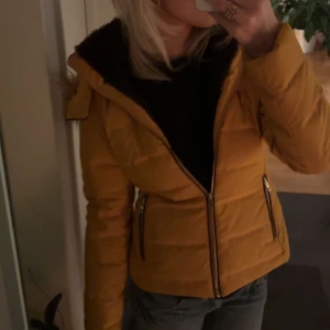 Jacka - Gul Zara jacka i storlek S🤍fuskpälsen går att ta av🤍