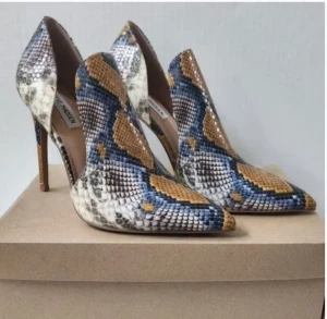 Steve Madden multisnake print high heel  - Oanvända Steve Madden stövlett. Supersnygga till jeans. 