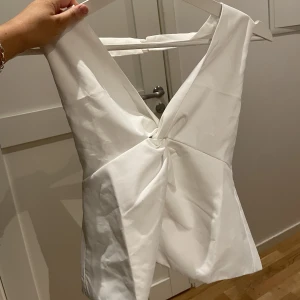 Topp med öppen rygg - Vit topp med öppen rygg. Aldrig använd passar Xs-M