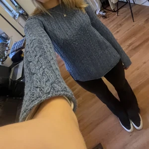 Blå stickad tröja - Så fin blå stickad Ralph lauren tröja som inte kommer till användning. Superbra skick❣️