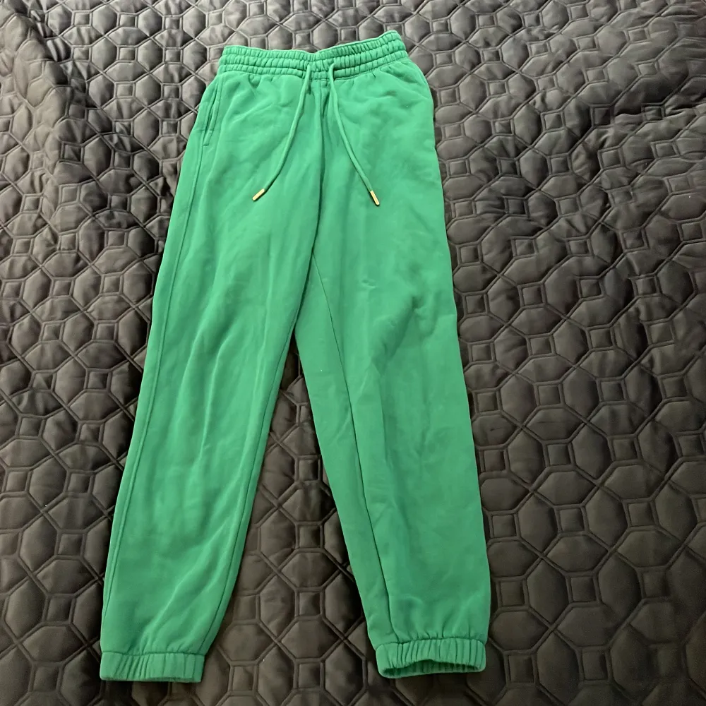 Gröna mjukisbyxor från H&M i storlek XS. Är väldigt sköna och i väldigt bra skick. Jeans & Byxor.