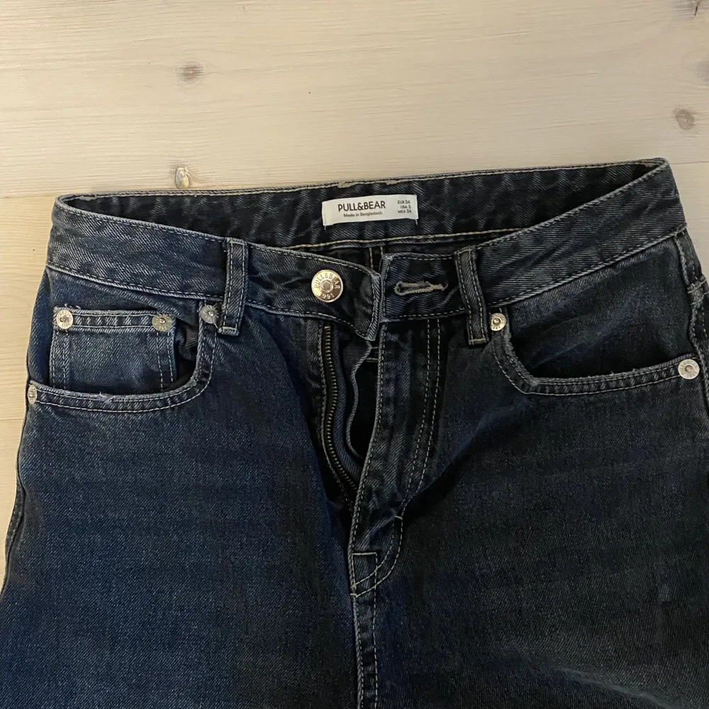Baggy jeans från pull&bear! Så snygga men tyvärr har dragkjedjan gått sönder så det går enbart att stänga med knappen, därav det låga priset! Man kan självklart fixa dragkedjan själv! Jag kan möjligtvis försöka fixa det men då kommer priset att gå upp🩷. Jeans & Byxor.