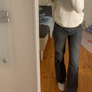 Svarta jeans zara - Supersnygga raka svarta/mörkgrå jeans från Zara med bra passform. Passar perfekt i längden för mig som är 172 cm, men går jättebra att klippa av dem nertill för att justera längden. Har använts en del men finns inga synliga fläckar eller slitningar.