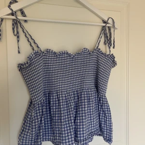 Söt topp - Super söt topp. Fint skick! Kommer ej till användning. Står ingen storlek men passar allt från xs-m. Går att knyta vid axlarna🌸
