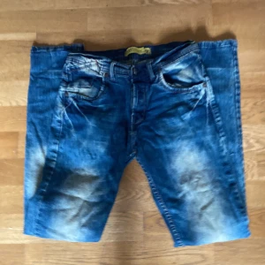 Mörkblåa jeans - Köpte dessa på second hand så vet inte hur mycket den använts men jag har använt dom kanske 3 gånger. Kontakta gärna vid frågor eller funderingar eller mått💗