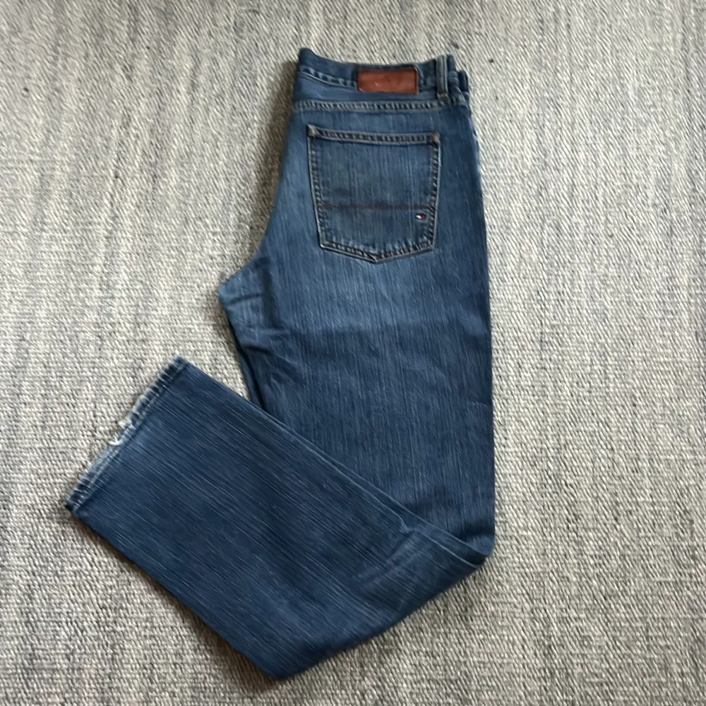 Feta vintage Tommy hilfiger jeans i fint skick, skriv vid funderingar. MVH Simon. Jeans & Byxor.