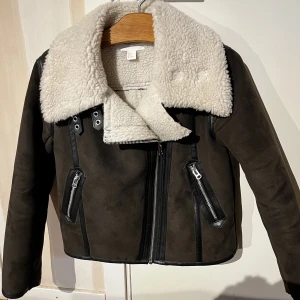 Mockajacka med päls - Säljer denna sparsamt använda jacka från HM i strl 40 men passar en S