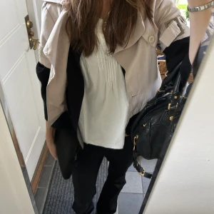 Kortärmad beige jacka - Så fin kortärmad beige jacka, perfekt att ha utanpå ex. Stickade tröjor!