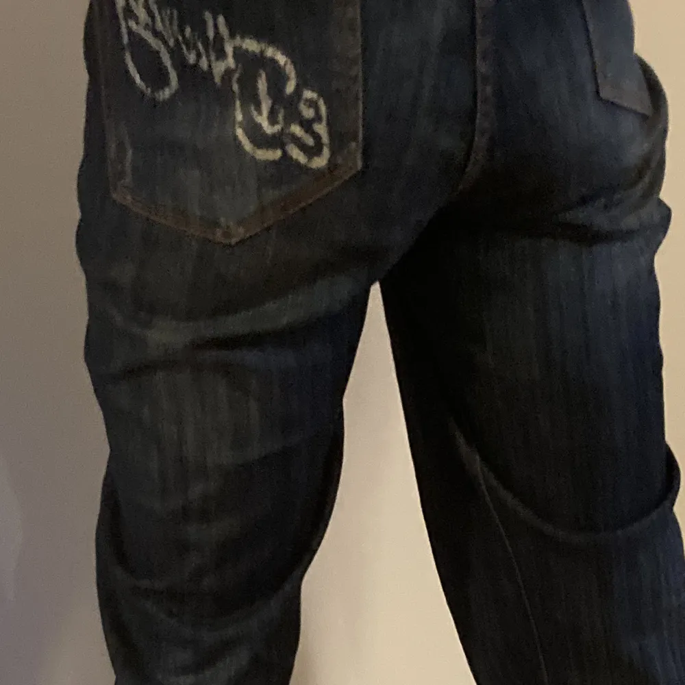 Säljer ett par asfeta ed hardy jeans då de inte kommer till användning mer! Midjemått: ca100! Tveka inte om att höra av er vid frågor! Några rhinestones har fallit av. Köp direkt för 500 buda från 100.. Jeans & Byxor.