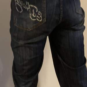 Säljer ett par asfeta ed hardy jeans då de inte kommer till användning mer! Midjemått: ca100! Tveka inte om att höra av er vid frågor! Några rhinestones har fallit av. Köp direkt för 500 buda från 100.