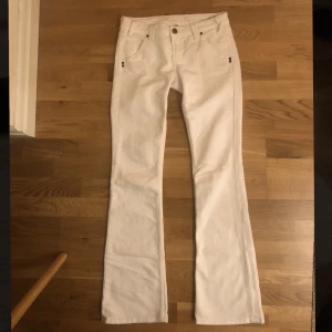 Vita lowwaist jeans - Lågmidjade bootcut jeans köpta second hand! Säljer då de är lite stora för mig  De är för långa för mig som är 170 💞💞