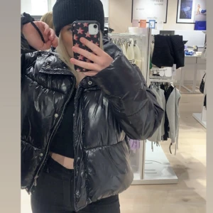 Vinterjacka  - säljer nu min vinterjacka eftersom jag har en ny och inte använder denna längre. Den är ifrån nakd egna märke. Den är slutsåld. Den är varm och luvan är ganska stor vilket jag gillar! Den är i storlek 36, fint skick, vid intresse kan fler bilder skickas💕