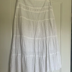 Långkjol  - Så fin vit långkjol i strl M, men passar även S.  Längd- 82cm  Midja- 41cm 
