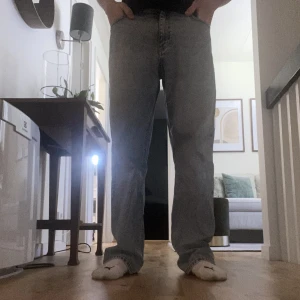 Jeans - Jag säljer nu mina jeans på grund av att dom var för långa på mig och tyckte inte dom såg så bra ut på mig. Jag tog bort lappen så kunde inte lämna tillbaka dom. Dom är köpte från kidsbrandstore och är helt oanvänd bara testad en gång.