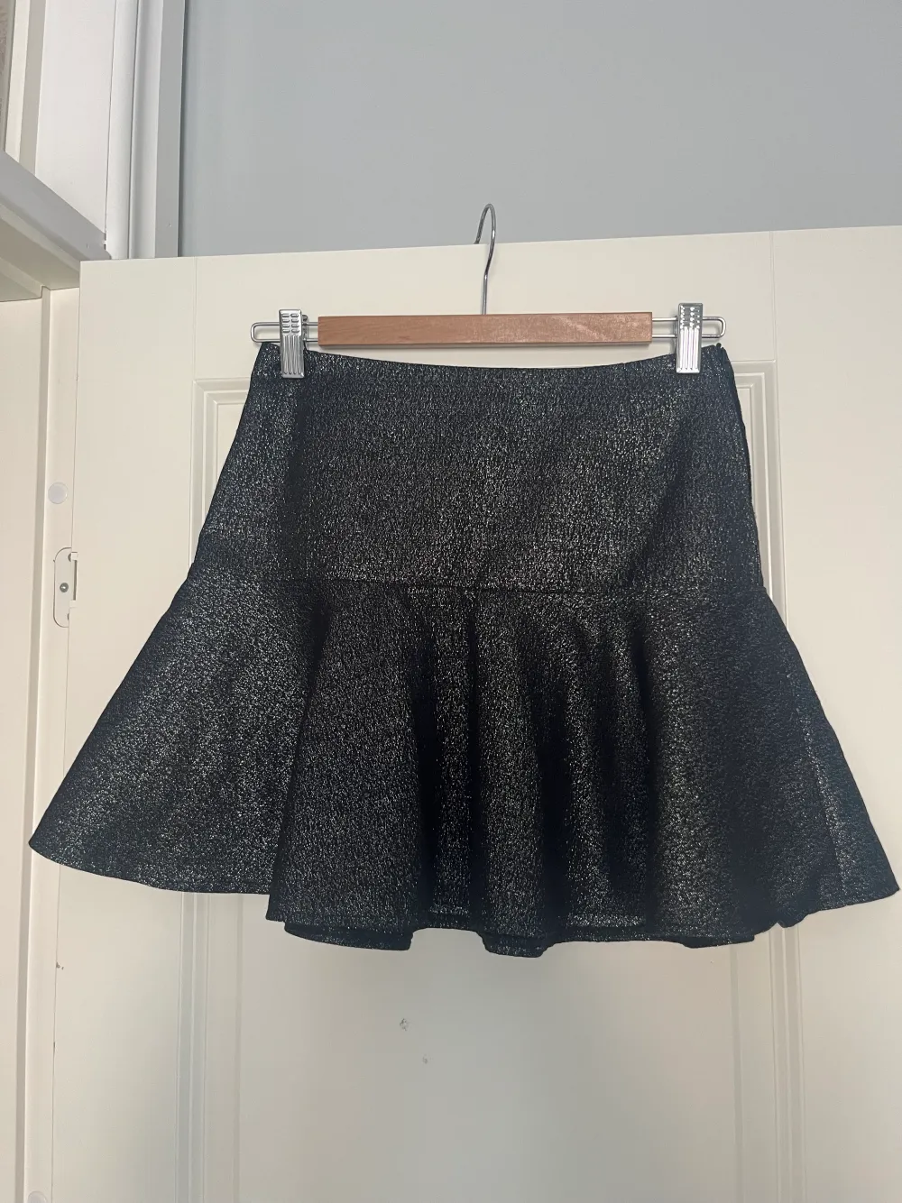 Super söt svart glittrig kjol från H&M. Kjolen är i storlek 34❤️. Kjolar.