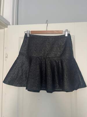 Super söt svart glittrig kjol från H&M. Kjolen är i storlek 34❤️