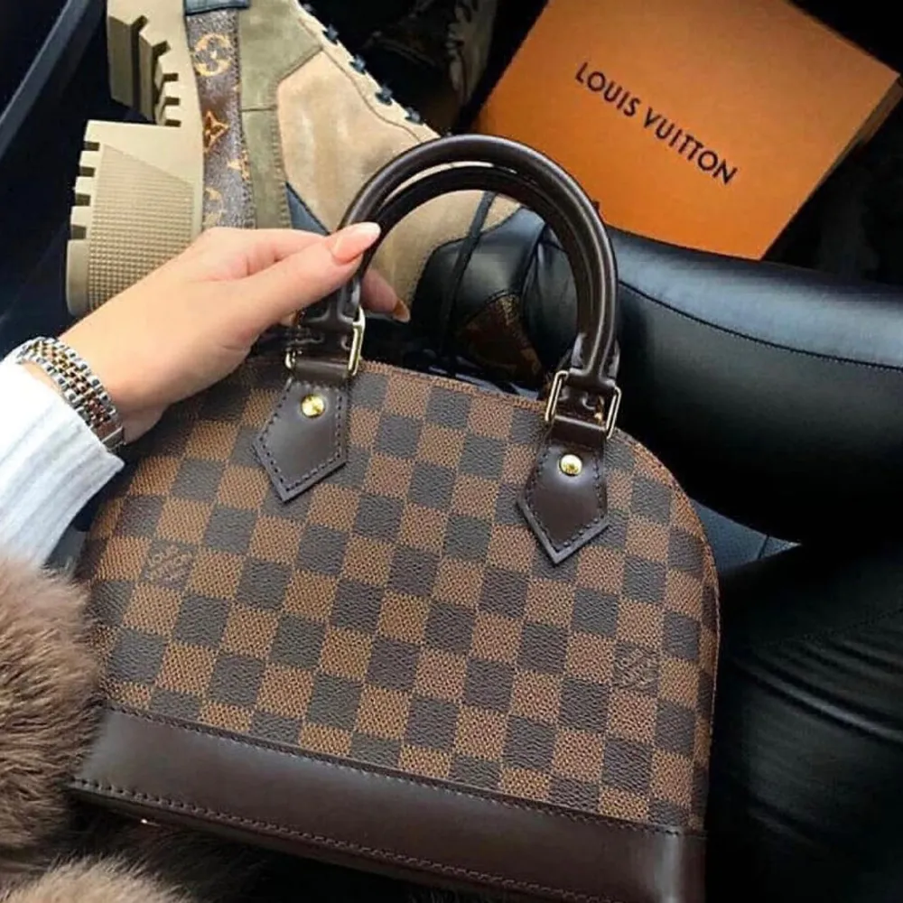 Je met en vente mon sac louis Vuitton avec tous les accessoires d'origine . Laukut & Käsilaukut.