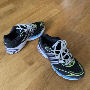Adidas skor - Adidas superstar cushion 7 Nypris 839 Mitt pris 300   Köptes för några månader sen, använda men i jätte bra skick :)  Möts gärna upp i stockholm 🌞 