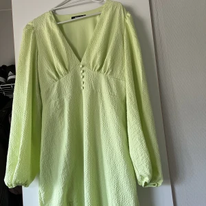 klänning från gina  - använd under några timmar en gång, superfint skick storlek 38