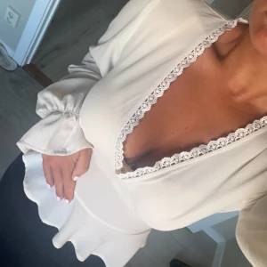 Vit blus  - Super söt vit blus! Använt få antal gånger inga defekter! Köparen står för frakten ❤️‍🔥❤️‍🔥