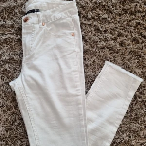 Vita jeans - Använda men i gott skick.  Benlängd innermått 69 cm.