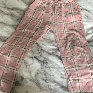 Rosa mjukisbyxor - Dessa byxor e jätte fina,men dem är tyvärr lite för korta för mig💕10-12 år💕