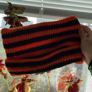 Katt mössa  - Orange & svart virkad  kattmössa jag köpte från Plick! Säljer för att den tyvärr inte passar länge