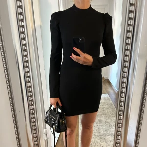 Klänning - Klänning, mycket fint skick. Liten i storlek 40 men hade satt en S. Tyvärr så kommer den inte längre till användning för mig och hoppas att den får en ny ägare.  Kommer ifrån ett rök och djurfritt hem!  Se mina övriga aktioner! ❤️