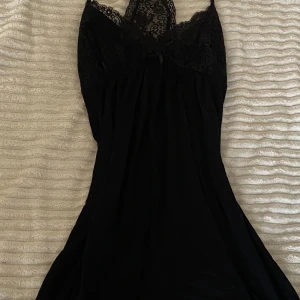 nattlinne - svart nattlinne med rosett och halterneck i spets