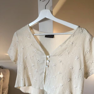 Fransk vintage topp - Intressekoll på VÄRLDENS finaste tröja. Kan tänka mig att sälja om priset känns okej. Tycker denna är så så himla fin men kommer aldrig till användning. Perfekt passform💓