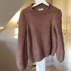 Rosa stickad tröja  - Så fin stickad tröja, superskön! Perfekt till sommaren över en klänning 💞 står xs på lappen men stor i storleken och oversized