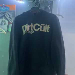 Dirtcult premium  - Dirtcult houdie storlek S Inprincip nyskick Nypris 1250kr