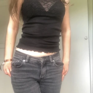 Linne med spets  - Svart linne med spets som saknar lapp, men skulle säga att den sitter som en XS. 💕Skriv vid intresse eller lägg ett seriöst bud 