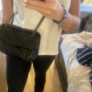 Väska  - Helt oanvänd väska från bershka, lapp kvar❤️❤️