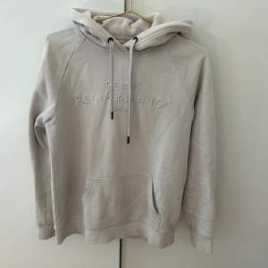 Fin peak hoodie som tyvärr har blivit för liten, använd sällen mest på finare tillfällen. Nypris 1500 kr, vid snabb affär 299.