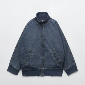 Zara bomberjacka  - Ny och oanvänd bomberjacka i denim från Zara  Helt slutsåld i butik och online 