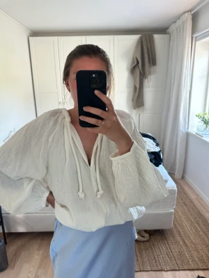 Vit blus - Vit blus med ballongärmar från H&M. Strl L. Den är aldrig använd 🧡