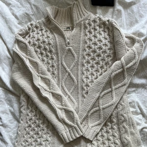 Stickad tröja - Säljer en stickad tröja med half zip från MQ i storlek M. Perfekt till sommarkvällar! 