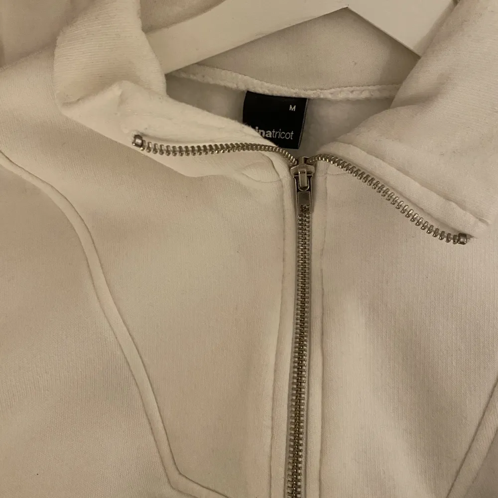 En vit sweatshirt från ginatricot, ej använd bara testad, tror att den även är slutsåld. Storlek M. Hoodies.