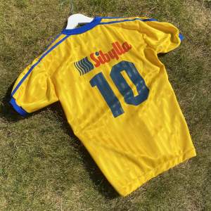 Detta är inte en äkta fotbollströja! Det är en supporter tröja gjord av sibylla på 80-talet.  Skick: 9/10 Storlek: xxs/152 
