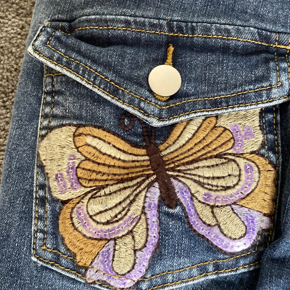 Låg midjade jeans från SHEIN. Fjärilar på fickorna. Storlek S. De är lite korta för mig som är ca 167 cm. Nyskick ( använd ca 1 gång.. Jeans & Byxor.