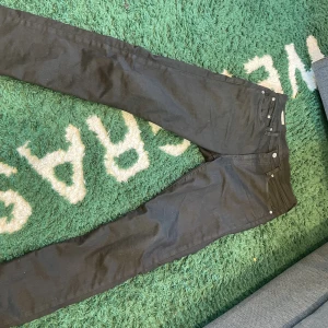 Levis 502  - Säljer mina Levis 502 som är i ny skick På bilden ser dom ljusare ut än vad dom är i verkligheten  Inga hål eller repor  Storlek w30/l34