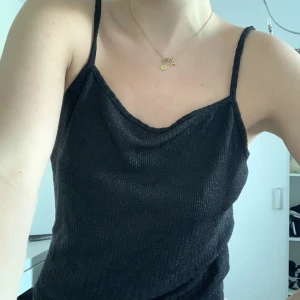 Linne - Säljer en jätte fin fest topp från bikbok, stl M! 