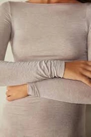 Intimissimi tröja  - Inte säker om jag vill sälja, populär tröja från intimissimi, köpt i julas och har haft på mig den typ två gånger och den är i mycket bra skick. Säljer den för Jah ej har användning av den längre och för att jag behöver pengar. Köpt för 400 tror jag 