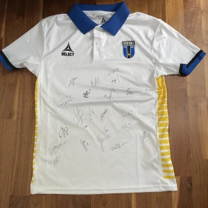 Singnerad Sirius Tröja - Säljer min singnerade Sirius t-shirt. Alla spelare har singnerat den