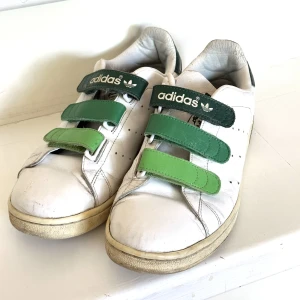 Adidas sneakers - Så coola och unika adidas sneakers. Lite små i storleken så skulle säga att de passar någon som brukar ha 39-40💓