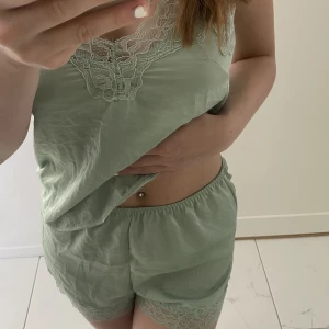 Pyjamas  - Säljer denna pyjamas då den bara kommit till användning 1 gång, jätte skönt material och sitter fint på💞 Nypris 199kr